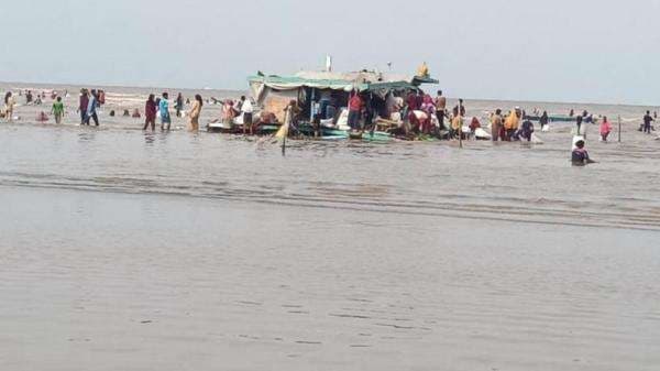Kapal Bawa 7 Orang Pecah Lambung Dihantam Ombak Besar di Bengkalis Kapal Bawa 7 Orang Pecah Lambung Dihantam Ombak Besar di Bengkalis