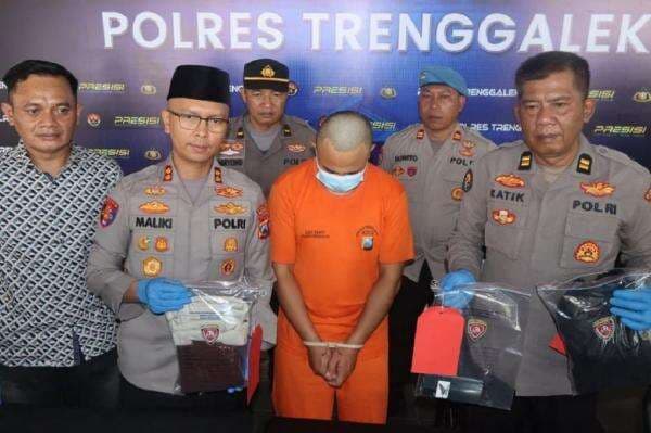 Viral Guru SMP di Trenggalek Dianiaya Kakak Murid Gegara Tegur Adiknya Main HP Viral Guru SMP di Trenggalek Dianiaya Kakak Murid Gegara Tegur Adiknya Main HP