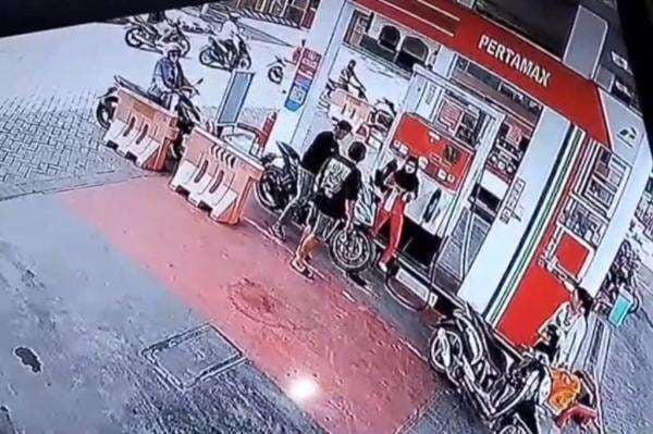 Viral Pria di Gresik Pukuli Pemotor di SPBU gegara Merasa Dipelototi Viral Pria di Gresik Pukuli Pemotor di SPBU gegara Merasa Dipelototi
