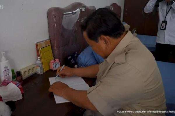 Prabowo Tulis Pesan di Buku Siswa Sekolah Rakyat, Ini Bunyinya Prabowo Tulis Pesan di Buku Siswa Sekolah Rakyat, Ini Bunyinya
