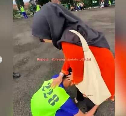 Viral Usai Ikut Pelatihan di Barak Militer, Siswa Nakal Ini Nangis Sujud ke Ibunya Viral Usai Ikut Pelatihan di Barak Militer, Siswa Nakal Ini Nangis Sujud ke Ibunya