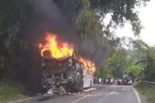 Diduga akibat Ledakan dari Mesin, Bus Penumpang di Bangkalan Terbakar Hebat Diduga akibat Ledakan dari Mesin, Bus Penumpang di Bangkalan Terbakar Hebat