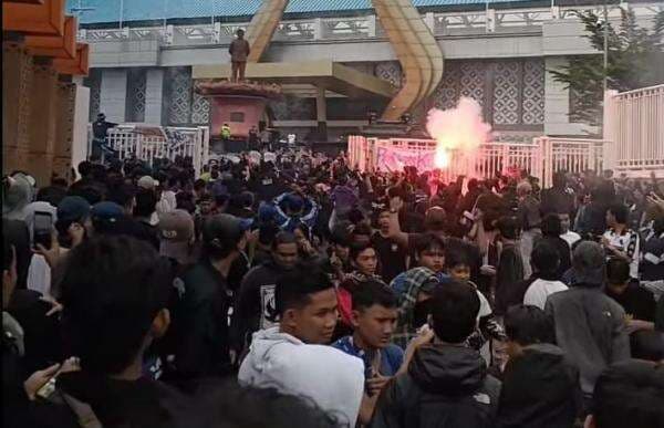 Kronologi Kericuhan Suporter PSIS di Luar Stadion Jatidiri Semarang, Diwarnai Tembakan Gas Air Mata Kronologi Kericuhan Suporter PSIS di Luar Stadion Jatidiri Semarang, Diwarnai Tembakan Gas Air Mata