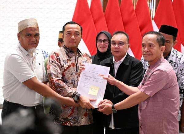 Gunakan Hak Rehabilitasi, Presiden Prabowo Pulihkan Nama Baik Dua Guru di Luwu Utara Gunakan Hak Rehabilitasi, Presiden Prabowo Pulihkan Nama Baik Dua Guru di Luwu Utara