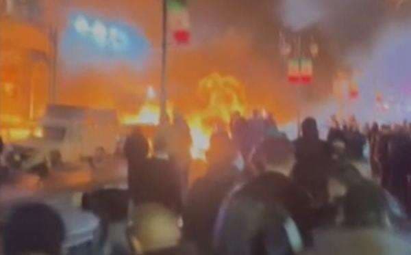 Demonstrasi di Iran Tak Terkendali, Masjid-Masjid Dibakar Demonstrasi di Iran Tak Terkendali, Masjid-Masjid Dibakar