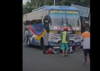Sopir Bus Sumber Selamat Diamuk Massa usai Tabrak Pemotor di Lampu Merah Mojokerto Sopir Bus Sumber Selamat Diamuk Massa usai Tabrak Pemotor di Lampu Merah Mojokerto