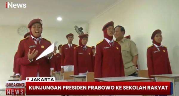 Sambut Prabowo, Murid Sekolah Rakyat Berseragam Lengkap dengan Baret Sambut Prabowo, Murid Sekolah Rakyat Berseragam Lengkap dengan Baret