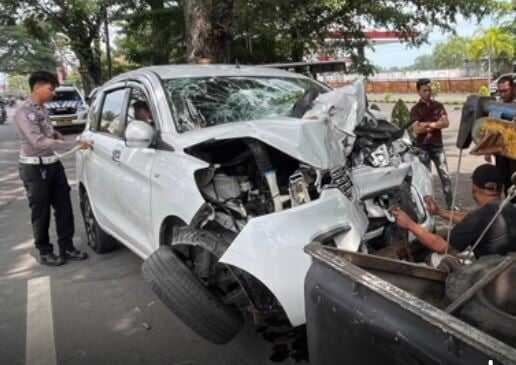 Sopir Ngantuk, Ertiga Tabrak Pejalan Kaki di Bangkalan hingga Masuk Selokan Sopir Ngantuk, Ertiga Tabrak Pejalan Kaki di Bangkalan hingga Masuk Selokan