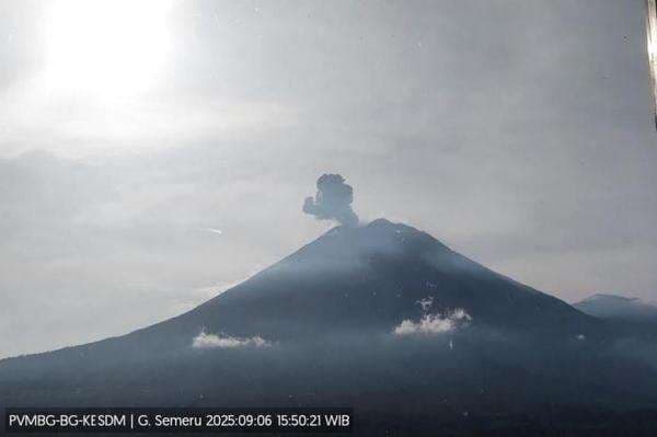 Gunung Semeru Erupsi Hari Ini, Kolom Abu Capai Setinggi 700 Meter Gunung Semeru Erupsi Hari Ini, Kolom Abu Capai Setinggi 700 Meter