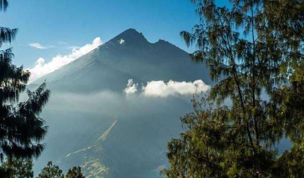 5 Gunung dengan Jalur Pendakian Ekstrem di Indonesia 5 Gunung dengan Jalur Pendakian Ekstrem di Indonesia