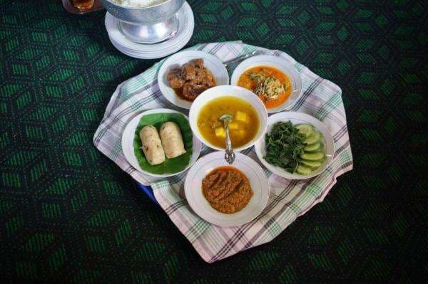 5 Hidangan Ikonik dalam Tradisi Makan Bedulang Khas Bangka Belitung yang Wajib Dicoba 5 Hidangan Ikonik dalam Tradisi Makan Bedulang Khas Bangka Belitung yang Wajib Dicoba