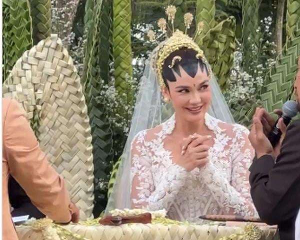 5 Potret Anggun Luna Maya di Momen Akad Nikah, Pesona Kebaya Rancangan Eddy Betty Curi Perhatian 5 Potret Anggun Luna Maya di Momen Akad Nikah, Pesona Kebaya Rancangan Eddy Betty Curi Perhatian