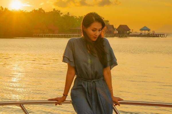 5 Potret Cantik Sherly Tjoanda, Istri Mendiang Benny Laos yang Awet Muda di Usia Kepala Empat 5 Potret Cantik Sherly Tjoanda, Istri Mendiang Benny Laos yang Awet Muda di Usia Kepala Empat