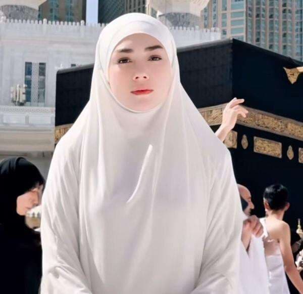 5 Potret Celine Evangelista Saat Berhijab hingga Bercadar, Cantiknya Masya Allah! 5 Potret Celine Evangelista Saat Berhijab hingga Bercadar, Cantiknya Masya Allah!
