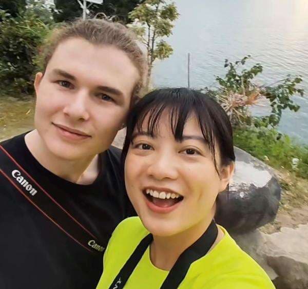 5 Potret Pacar Bule Penyanyi Cilik Leony, Disebut Mirip Dul Jaelani 5 Potret Pacar Bule Penyanyi Cilik Leony, Disebut Mirip Dul Jaelani