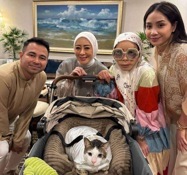 5 Potret Penampilan Terbaru Melly Goeslaw di Momen Lebaran 2025, Wajah Pasca Oplas Jadi Sorotan 5 Potret Penampilan Terbaru Melly Goeslaw di Momen Lebaran 2025, Wajah Pasca Oplas Jadi Sorotan
