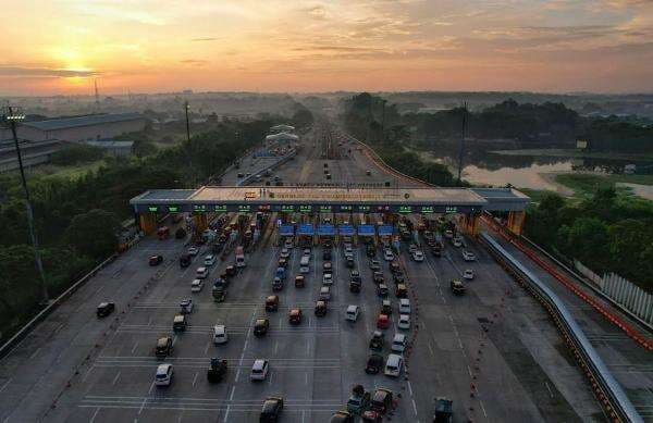 Ratusan Ribu Pemudik Tercatat Lintasi GT Cikatama, Melonjak 101,5 Persen Ratusan Ribu Pemudik Tercatat Lintasi GT Cikatama, Melonjak 101,5 Persen