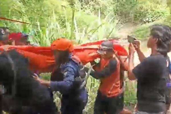 8 Santriwati Hanyut saat Cari Kerang di Sungai Lusi Blora, 2 Tewas 3 Hilang 8 Santriwati Hanyut saat Cari Kerang di Sungai Lusi Blora, 2 Tewas 3 Hilang