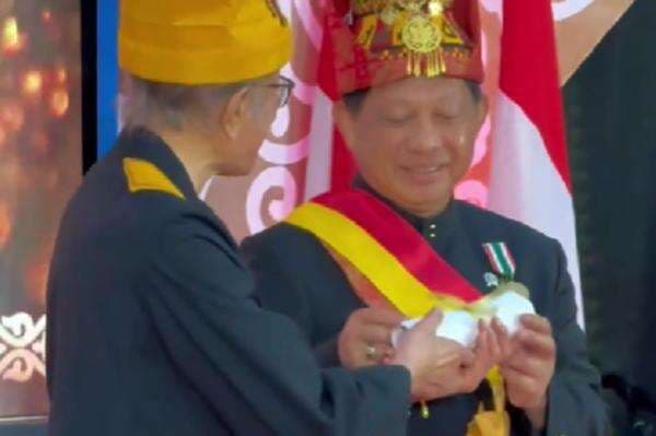 Mendagri Tito Raih Gelar Petua Panglima Hukom dari Wali Nanggroe Aceh, Ini Maknanya Mendagri Tito Raih Gelar Petua Panglima Hukom dari Wali Nanggroe Aceh, Ini Maknanya