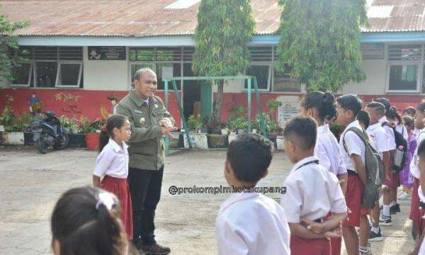 Penjabat Wali Kota Kupang Motivasi Siswa SD Inpres Pal Satu agar Aktif dan Kreatif Penjabat Wali Kota Kupang Motivasi Siswa SD Inpres Pal Satu agar Aktif dan Kreatif