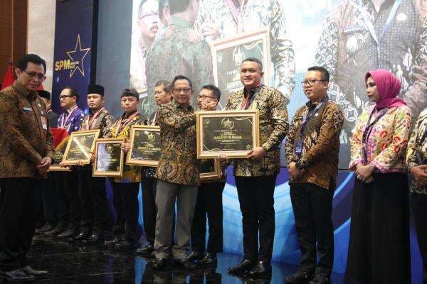 Pemkab Bogor Raih Kembali Penghargaan SPM Awards 2025 Pemkab Bogor Raih Kembali Penghargaan SPM Awards 2025