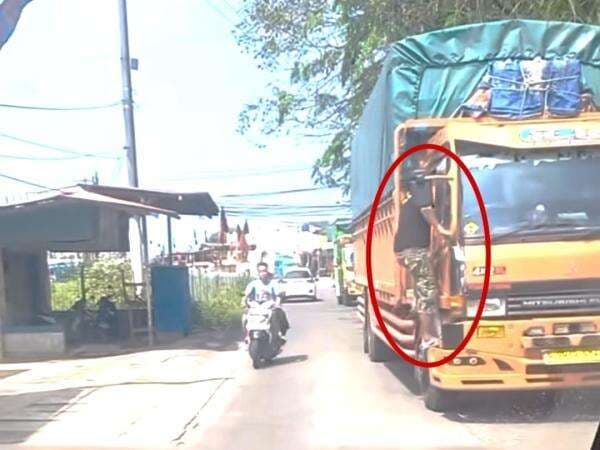 Geger Preman Ciseeng Beraksi, Palak Sopir Sambil Nangkring di Truk Geger Preman Ciseeng Beraksi, Palak Sopir Sambil Nangkring di Truk