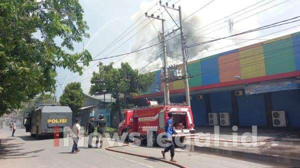 Saat ini Karaoke Happy Kota Tegal Terbakar Saat ini Karaoke Happy Kota Tegal Terbakar