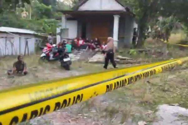 Misteri Siswi SD Tewas dalam Rumah di Sragen, Polisi Sebut Ada Dugaan Kekerasan Misteri Siswi SD Tewas dalam Rumah di Sragen, Polisi Sebut Ada Dugaan Kekerasan