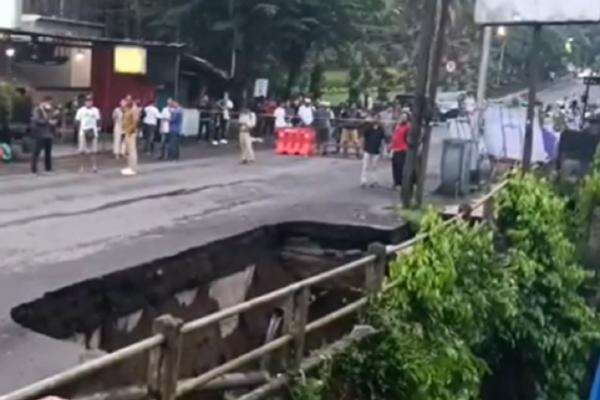 Jalur Wisata Ubud Gianyar Ambrol Diguyur Hujan Deras, Arus Lalin Ditutup Total Jalur Wisata Ubud Gianyar Ambrol Diguyur Hujan Deras, Arus Lalin Ditutup Total