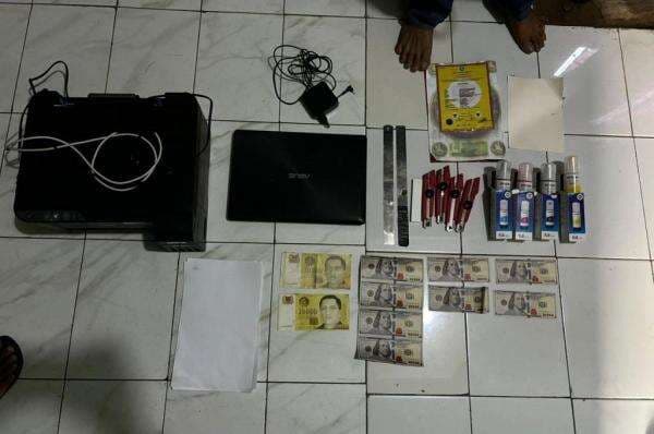 Polda Metro Bongkar Peredaran Dolar Palsu, Sita Ribuan Lembar hingga Printer Polda Metro Bongkar Peredaran Dolar Palsu, Sita Ribuan Lembar hingga Printer