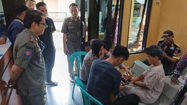 Polsek Kawali Tunjukkan Empati, Tangani ODGJ di Desa Sadewata Secara Humanis Polsek Kawali Tunjukkan Empati, Tangani ODGJ di Desa Sadewata Secara Humanis