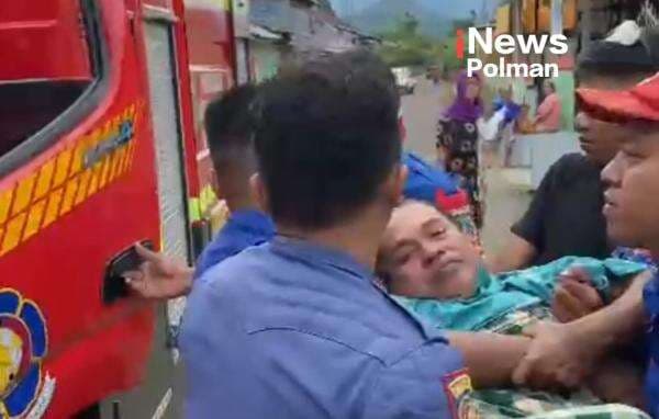 Damkar Bantu Warga Sakit Yang Tak Punya Kendaraan Ke RSUD, Aksi Mereka Viral dan Menyentuh Damkar Bantu Warga Sakit Yang Tak Punya Kendaraan Ke RSUD, Aksi Mereka Viral dan Menyentuh