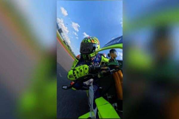 Valentino Rossi Pamer Aksi di Sirkuit Mandalika, Putar Satu Lap Pakai Yamaha R1 Valentino Rossi Pamer Aksi di Sirkuit Mandalika, Putar Satu Lap Pakai Yamaha R1