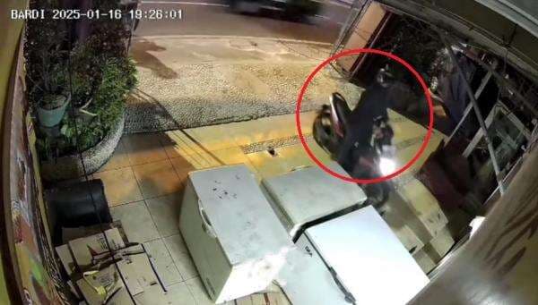 Viral! Pencuri Motor Todongkan Senjata Api ke Korban saat Beraksi di Arcamanik Bandung Viral! Pencuri Motor Todongkan Senjata Api ke Korban saat Beraksi di Arcamanik Bandung