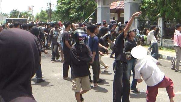 Demo di OKU Ricuh, Bocah SD Ikut Lempari Polisi dan Gedung DPRD dengan Batu Demo di OKU Ricuh, Bocah SD Ikut Lempari Polisi dan Gedung DPRD dengan Batu