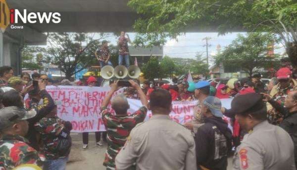 Skandal SPMB Makassar: Jual-Beli Kursi Sekolah Dibongkar LMP Sulsel Skandal SPMB Makassar: Jual-Beli Kursi Sekolah Dibongkar LMP Sulsel