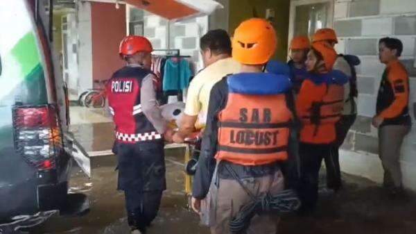 Bajir di Maros, Evakuasi Wanita Sakit Usai Operasi Berlangsung Dramatis Bajir di Maros, Evakuasi Wanita Sakit Usai Operasi Berlangsung Dramatis