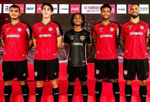 6 Pemain dengan Harga Pasaran Termahal yang Main Bareng Ronaldo Kwateh di Klub Thailand Muangthong United, Nomor 1 Tembus Rp5,21 Miliar! 6 Pemain dengan Harga Pasaran Termahal yang Main Bareng Ronaldo Kwateh di Klub Thailand Muangthong United, Nomor 1 Tembus Rp5,21 Miliar!
