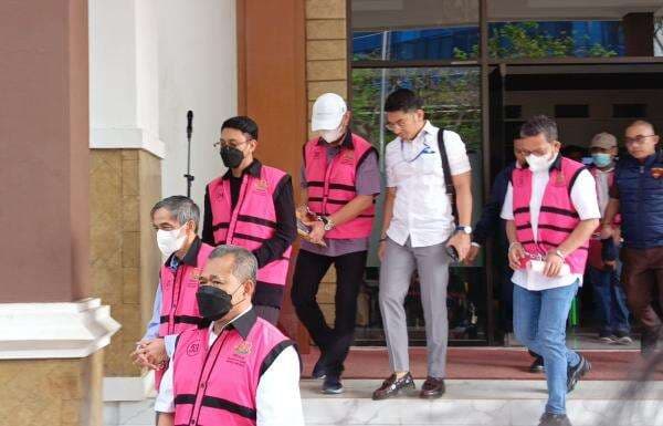 6 Tersangka Kasus Suap Vonis Lepas Korupsi CPO Dilimpahkan ke Kejaksaan Negeri Jakarta Pusat 6 Tersangka Kasus Suap Vonis Lepas Korupsi CPO Dilimpahkan ke Kejaksaan Negeri Jakarta Pusat