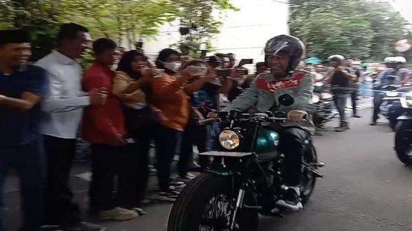 Jokowi Motoran Keliling Solo, Begini Penampilannya Jokowi Motoran Keliling Solo, Begini Penampilannya