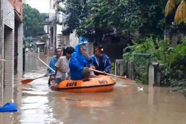 Kali Bekasi Meluap, Ratusan Rumah di Margahayu Terendam Banjir 1 Meter Lebih Kali Bekasi Meluap, Ratusan Rumah di Margahayu Terendam Banjir 1 Meter Lebih