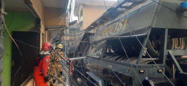 Markas Gegana Brimob di Kramat Raya Kebakaran Pasca Bentrok Markas Gegana Brimob di Kramat Raya Kebakaran Pasca Bentrok