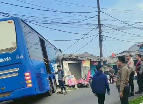 Bus Transjakarta Tabrak Kios Pedagang di Cakung, 6 Orang Terluka Bus Transjakarta Tabrak Kios Pedagang di Cakung, 6 Orang Terluka