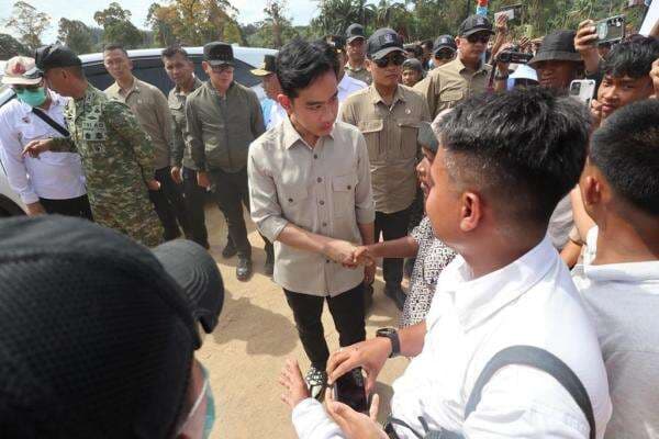 Gibran ke Pengungsi Banjir Sumatera: Kalian Tidak Sendiri! Gibran ke Pengungsi Banjir Sumatera: Kalian Tidak Sendiri!