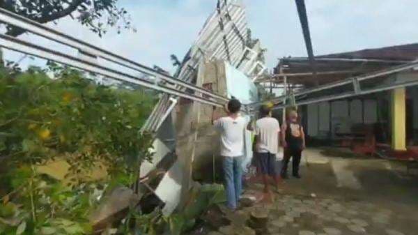Banyumas 2 Hari Diguyur Hujan Deras, Rumah hingga Musala Ambruk Banyumas 2 Hari Diguyur Hujan Deras, Rumah hingga Musala Ambruk