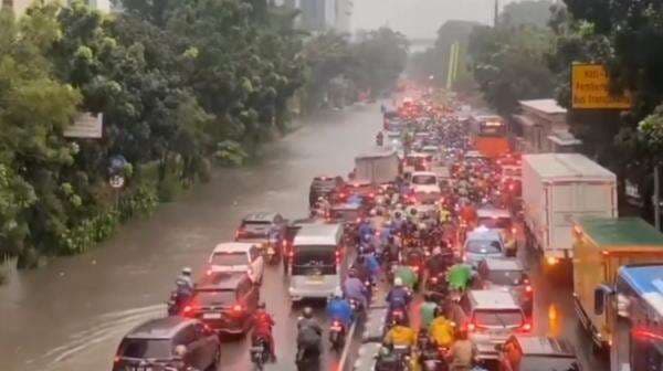 Banjir Rendam Jalan DI Panjaitan Jaktim, Lalu Lintas Macet Panjang Banjir Rendam Jalan DI Panjaitan Jaktim, Lalu Lintas Macet Panjang