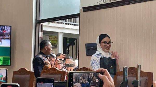 Nikita Mirzani Pakai Kerudung di Sidang Pleidoi: Biar Gue Dianggap Sopan Nikita Mirzani Pakai Kerudung di Sidang Pleidoi: Biar Gue Dianggap Sopan