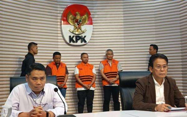 KPK Geledah Kantor Gubernur Riau, Sita Dokumen Anggaran Pemprov KPK Geledah Kantor Gubernur Riau, Sita Dokumen Anggaran Pemprov