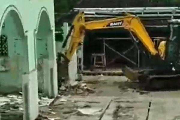 Heboh Masjid di Gunungkidul Dibongkar usai Janji Donasi Rp1,8 Miliar, Ternyata Palsu! Heboh Masjid di Gunungkidul Dibongkar usai Janji Donasi Rp1,8 Miliar, Ternyata Palsu!