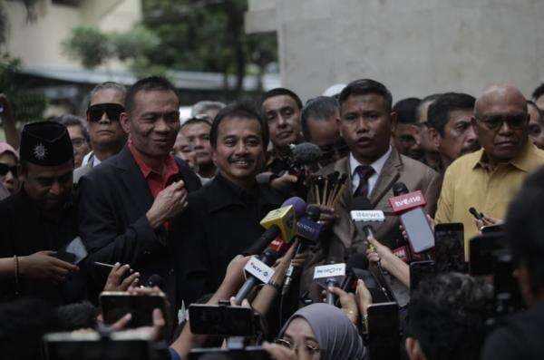 Rismon Sianipar Akan Gugat Polri Rp126 Triliun karena Dituduh Edit Ijazah Jokowi Rismon Sianipar Akan Gugat Polri Rp126 Triliun karena Dituduh Edit Ijazah Jokowi